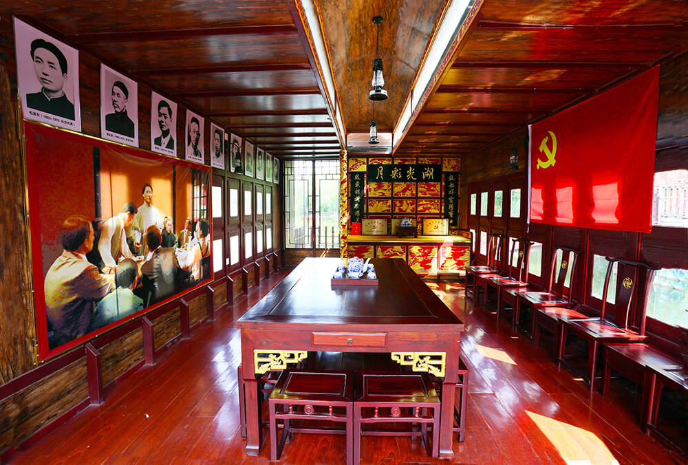 模拟嘉興南(nán)湖中共“一大(dà)”紅(hóng)船(chuán)：學習“紅(hóng)船(chuán)精神”，不忘初心，牢記使命。