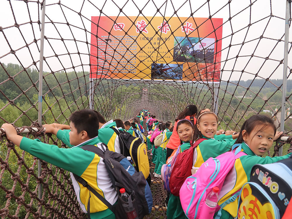 2500米模拟長征路(lù)： 緬懷革命先烈，感受長征艱辛，珍惜今日(rì)生(shēng)活。