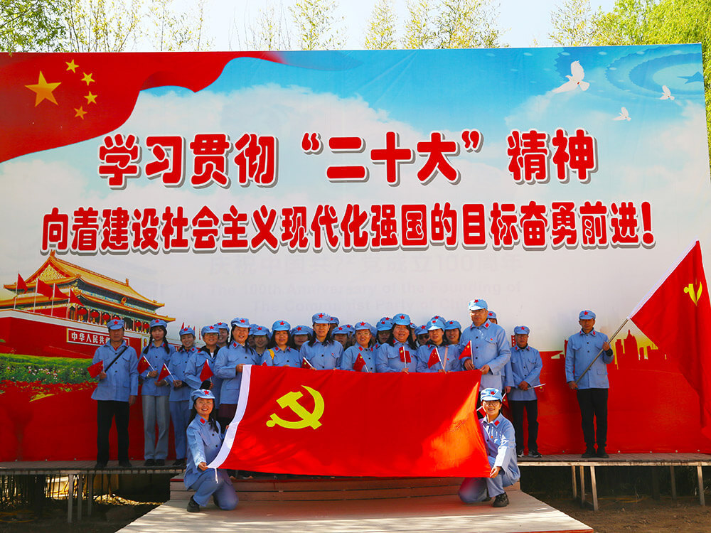 黨的“一大(dà)”到“二十大(dà)”黨史展覽：回顧我黨走過的艱難曲折的光(guāng)輝曆程。