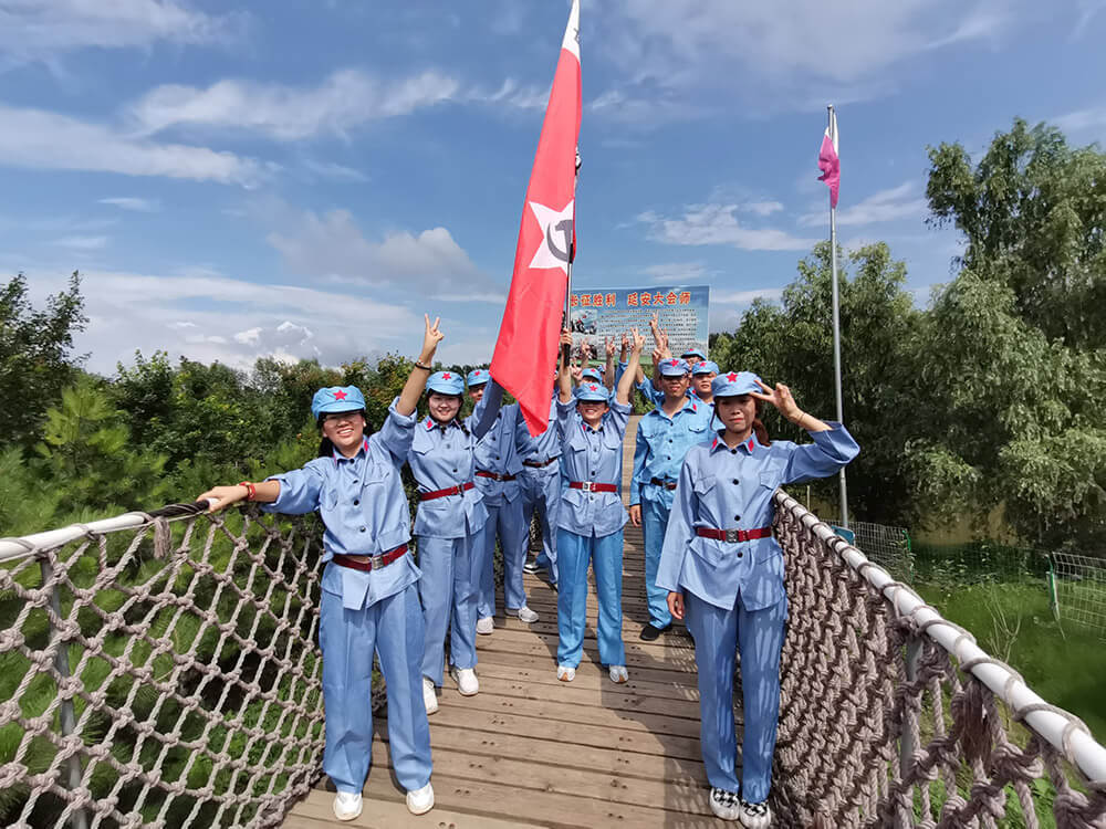 2500米模拟長征路(lù)： 緬懷革命先烈，感受長征艱辛，珍惜今日(rì)生(shēng)活。