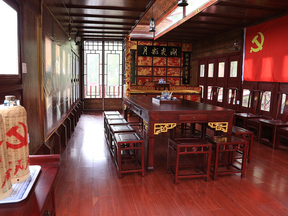 模拟嘉興南(nán)湖中共“一大(dà)”紅(hóng)船(chuán)：學習“紅(hóng)船(chuán)精神”，不忘初心，牢記使命。