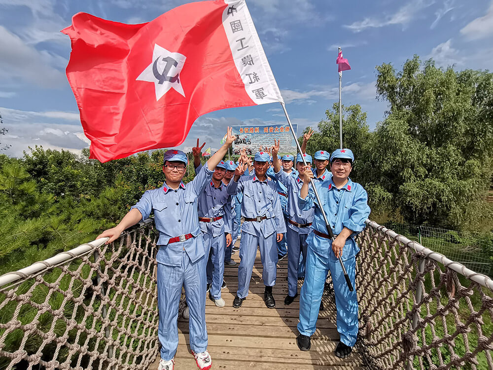 2500米模拟長征路(lù)： 緬懷革命先烈，感受長征艱辛，珍惜今日(rì)生(shēng)活。